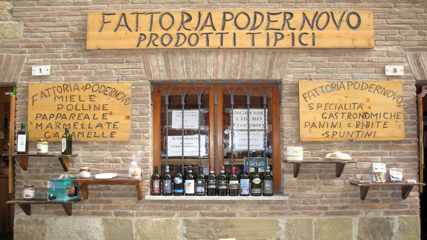 Facciata di un negozio di prodotti agricoli italiani rustico con prodotti in esposizione.