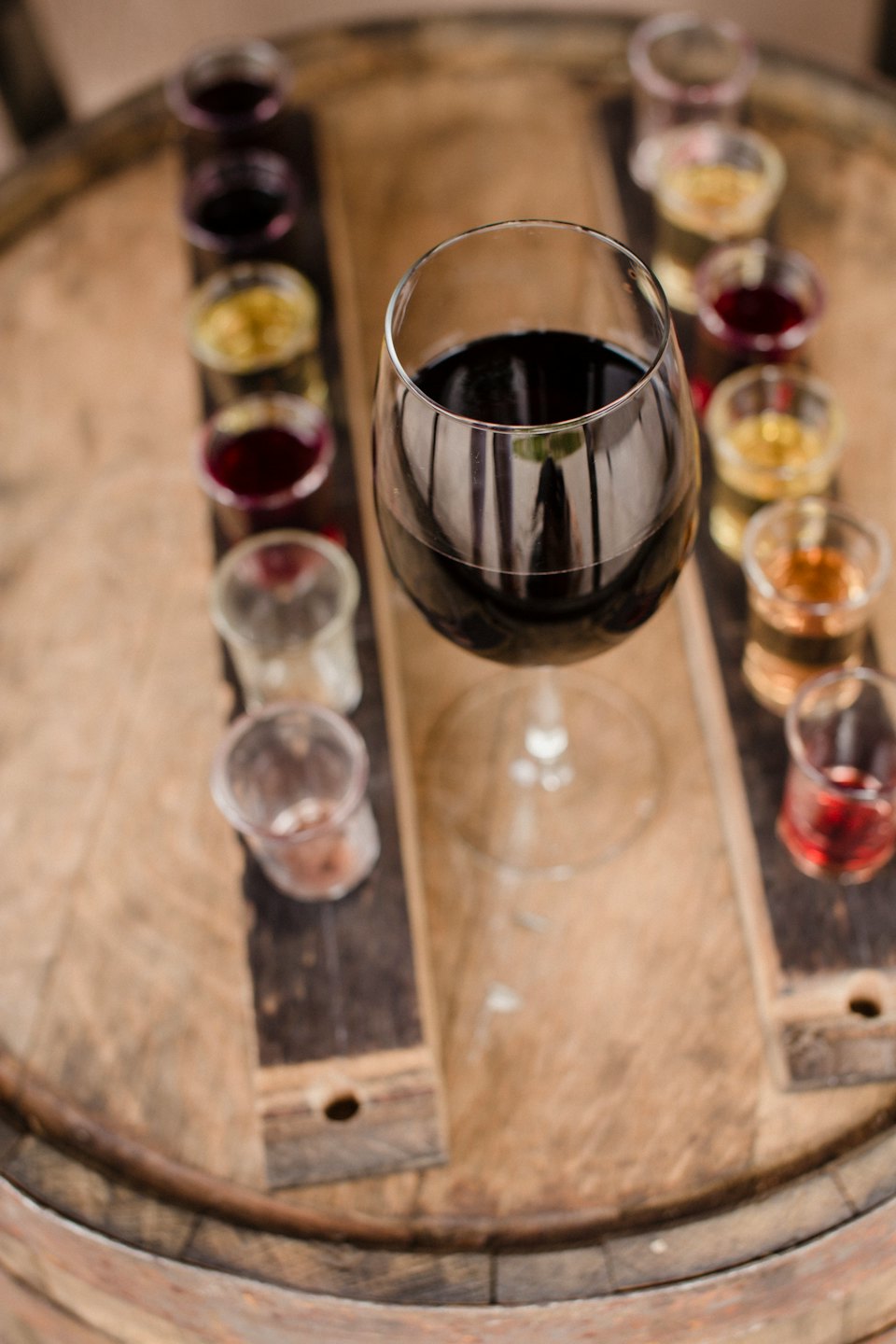 Calice di vino e degustazioni su una botte di legno.